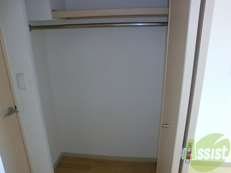 収納　ハンガーパイプ付で洋服の収納も楽々です。２段式で収納便利