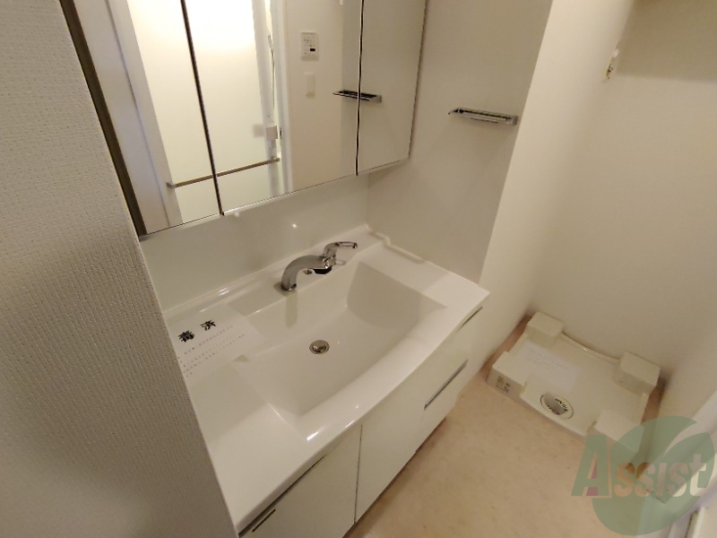 洗面設備　洗面台はシャワーノズルも付いて便利に活用できます