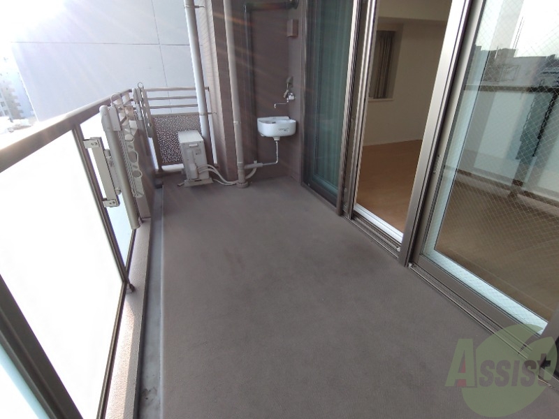 バルコニー　ベランダはよく日が当たり気持ちの良い空間です。