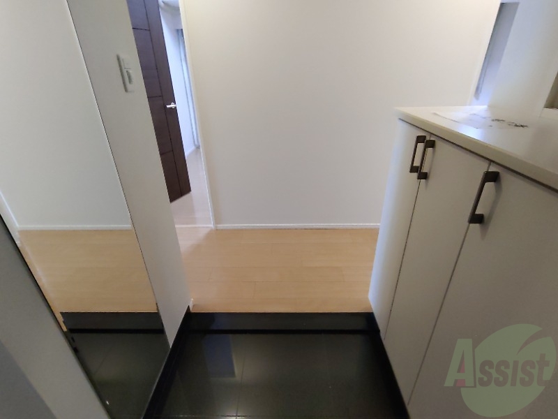 玄関　玄関からの様子です。綺麗なフローリングが広がっています。