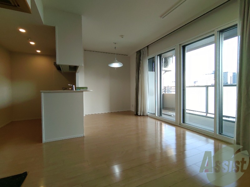 居室・リビング　広くきれいなリビングは明るい光も良く差します。