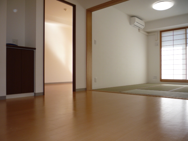 居室・リビング　リビング、和室開放時約17.6帖