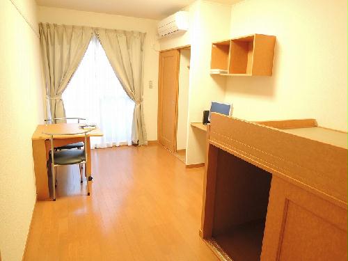 その他部屋・スペース　備え付けのテーブルは折りたたみ可能