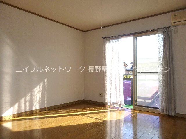 居室・リビング　※写真は102号室です(参考)