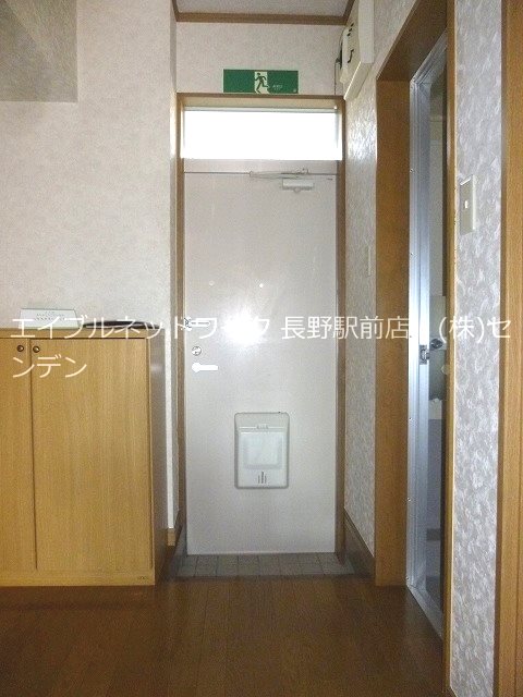 玄関　※写真は102号室です(参考)