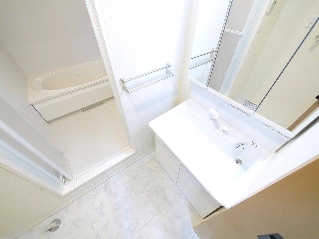 洗面設備　明るい洗面所です