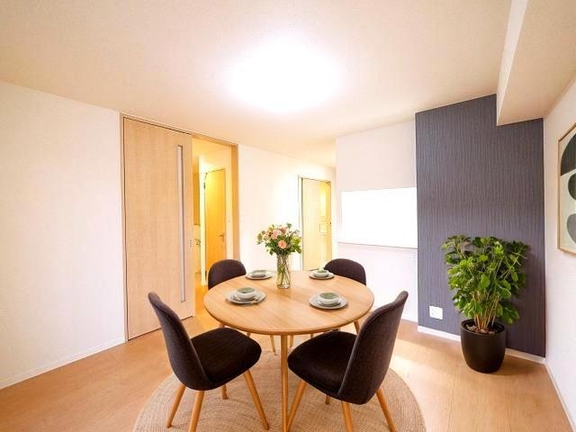 居室・リビング　CGで家具等を配置したもので家具等は含まれません