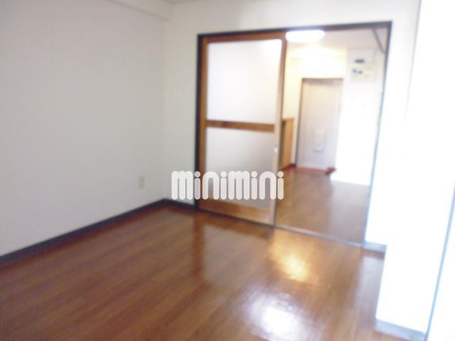 居室・リビング　こげ茶のフローリング