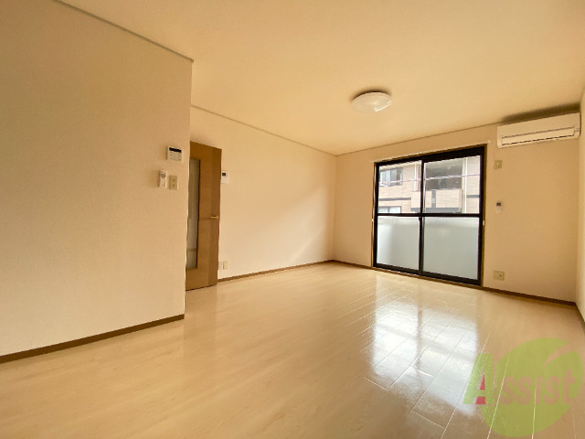 居室・リビング　大きな窓が印象的な明るいお部屋ですね～～。