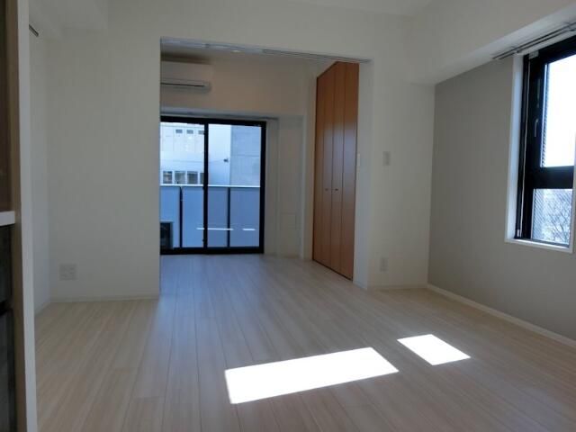 居室・リビング　こちらのリビングで趣味の時間をお楽しみください