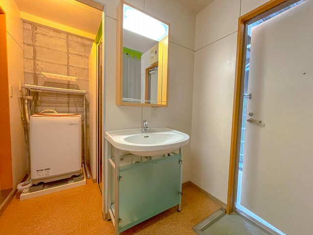 洗面設備　独立洗面台、小物を置くことができて便利です