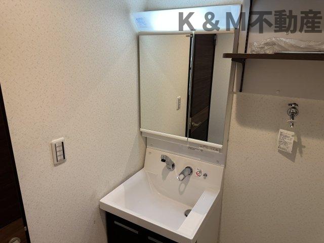 洗面設備　独立洗面化粧台が付いています