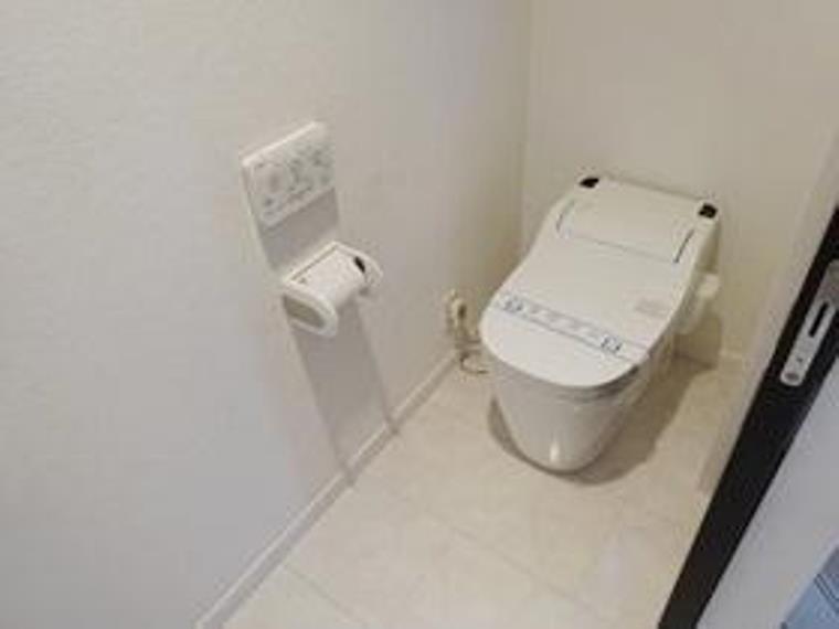 トイレ　落ち着いた色調のトイレです