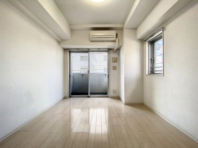 居室・リビング　2面採光のお部屋です