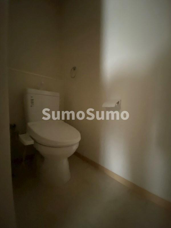 トイレ　落ち着いた色調のトイレです