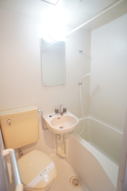 バス・シャワールーム　お掃除しやすい☆洗面台付き３点ユニットです☆