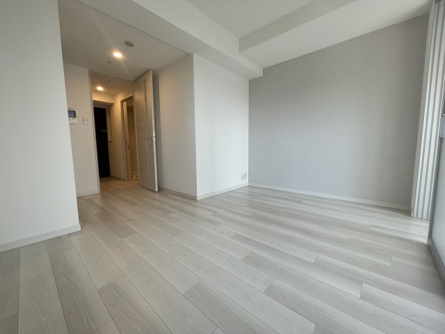 居室・リビング　同物件、別号室のものです。