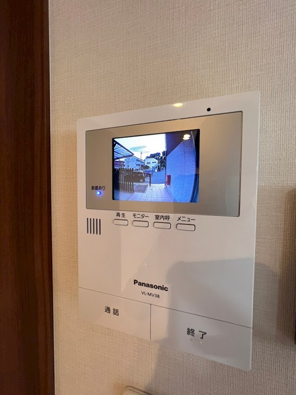 セキュリティ　訪問者を映像で確認できるモニター付きインターホン。