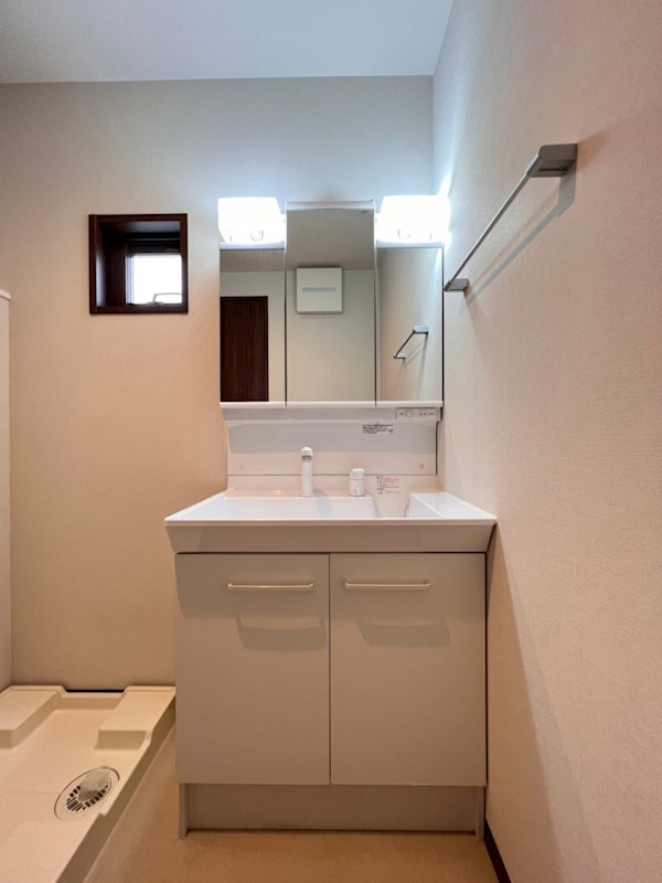 洗面設備　身支度に便利な独立洗面台。