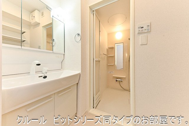 洗面設備　明るい洗面所です