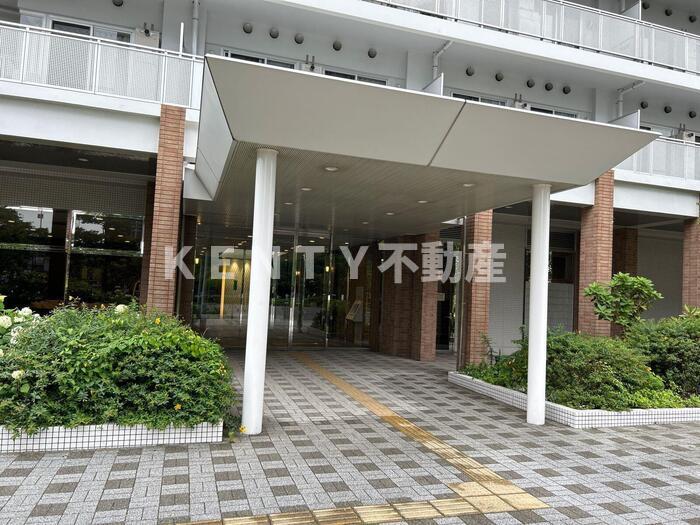 エントランス　落ち着いたエントランスです