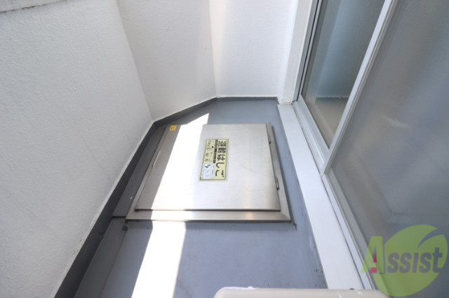 バルコニー　窓を大きく開けて、澄んだ空気を部屋いっぱいに取り込もう