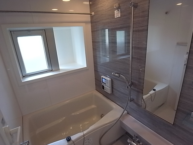 バス・シャワールーム　お風呂・トイレ別のセパレートです。