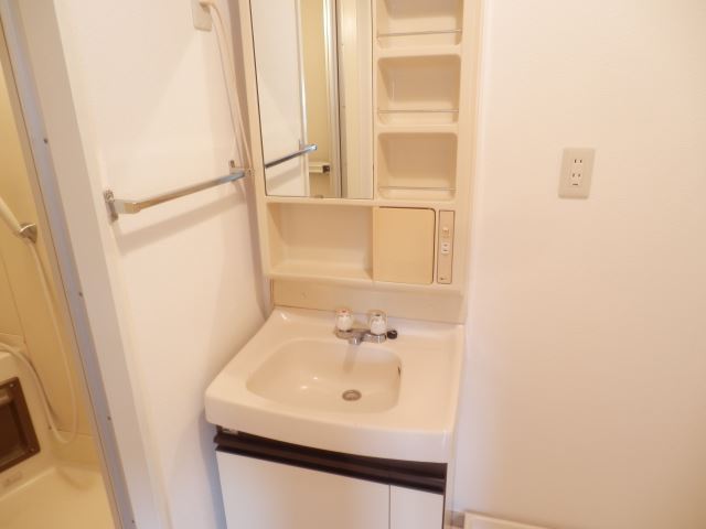 洗面設備　独立洗面台は身だしなみを整える味方ですね。