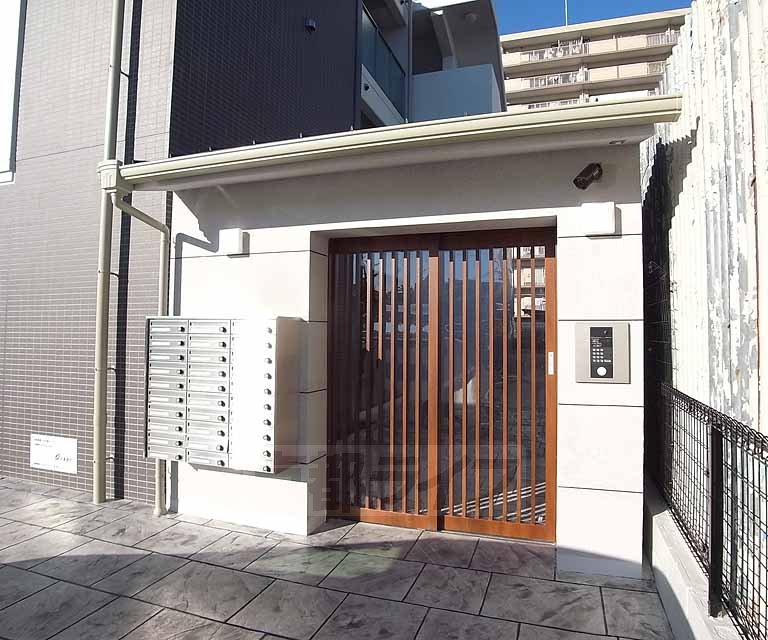 エントランス　和のテイストのある自動ドア