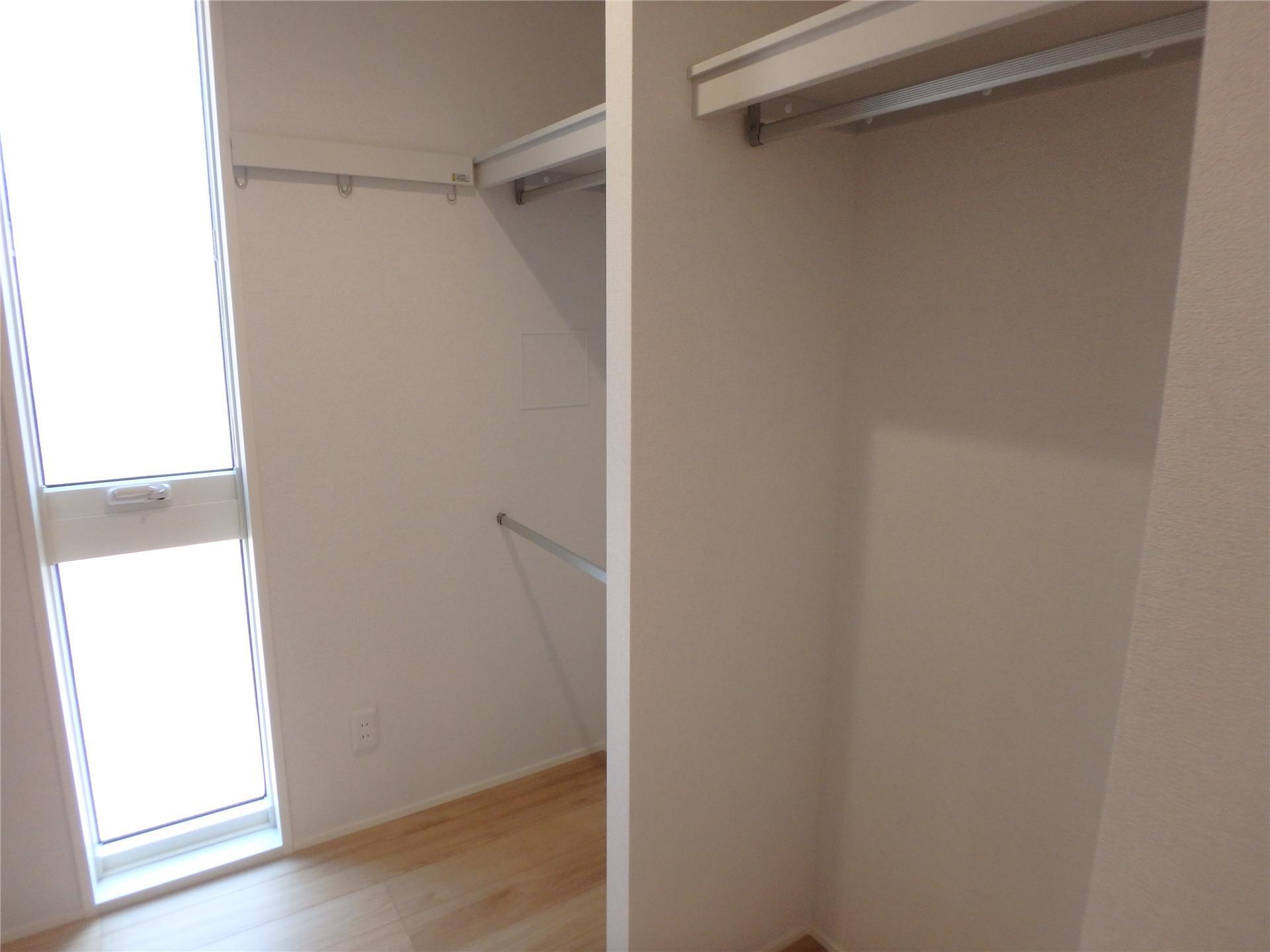 収納　換気の出来る窓付きのウォークインクローゼットです