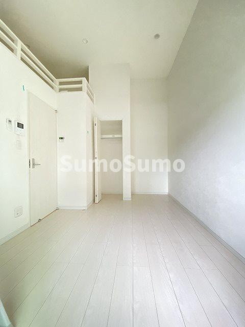 その他　落ち着いた色調の洋室です