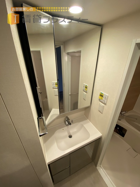 洗面設備　オシャレな独立洗面台ですね。