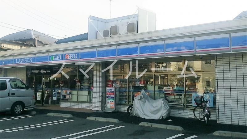 コンビニ　ローソン鶴見市場店（コンビニ）まで560m