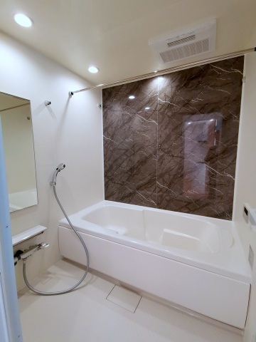 バス・シャワールーム　追炊きと乾燥機付きの大きな一坪風呂