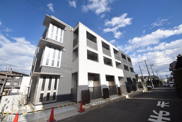 建物外観　～青い空、白い雲～