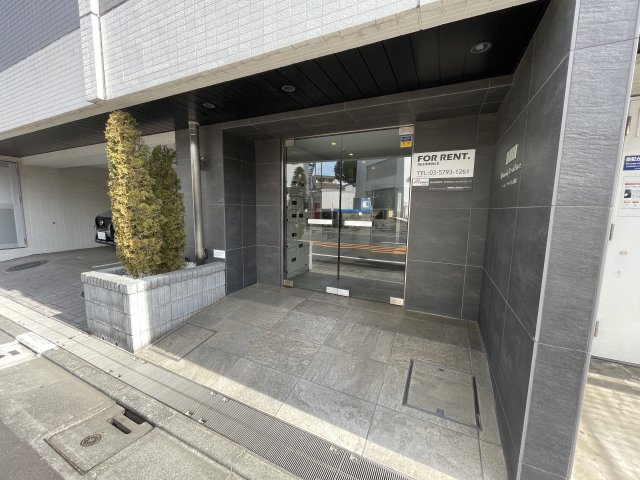 エントランス　落ち着いたエントランスです