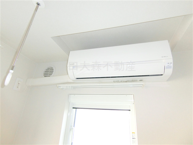 その他設備　エアコンと取外し可能な室内物干し！