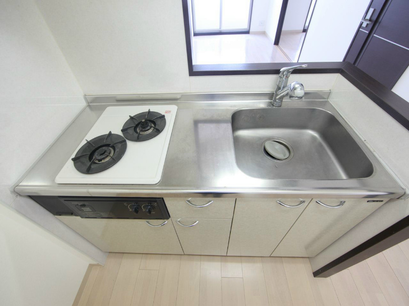 キッチン　システムキッチン（ガス２口）冷蔵庫・レンジ等ご用意できます