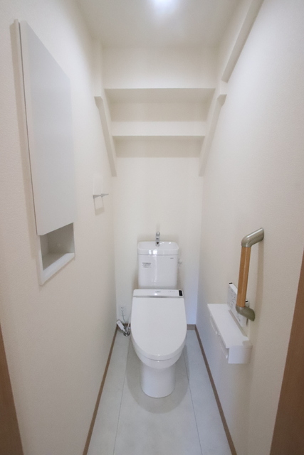 トイレ　温水洗浄便座付きのトイレです♪
