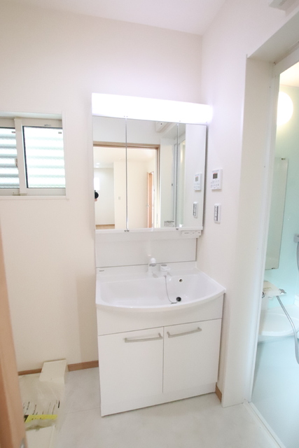 洗面設備　シャワー付きの洗面化粧台♪