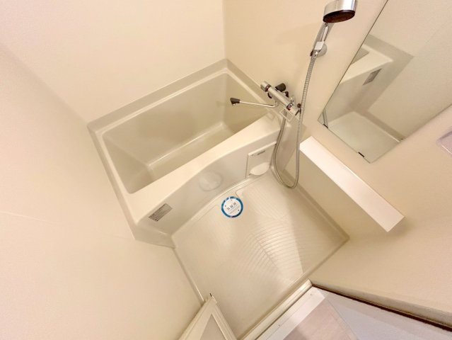 バス・シャワールーム　広めのお風呂は一日の疲れを癒してくれます。