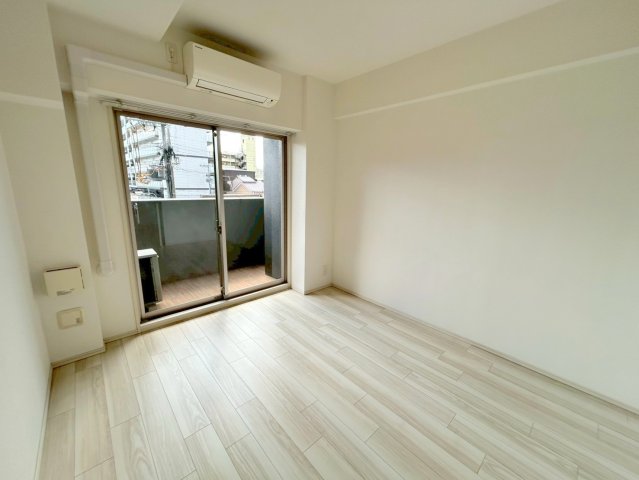 居室・リビング　白を基調とした内装でおしゃれで、落ち着ける空間です。