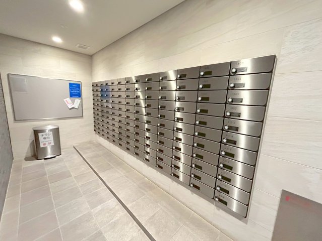 ロビー　ロビーにある各部屋毎のメールボックス。