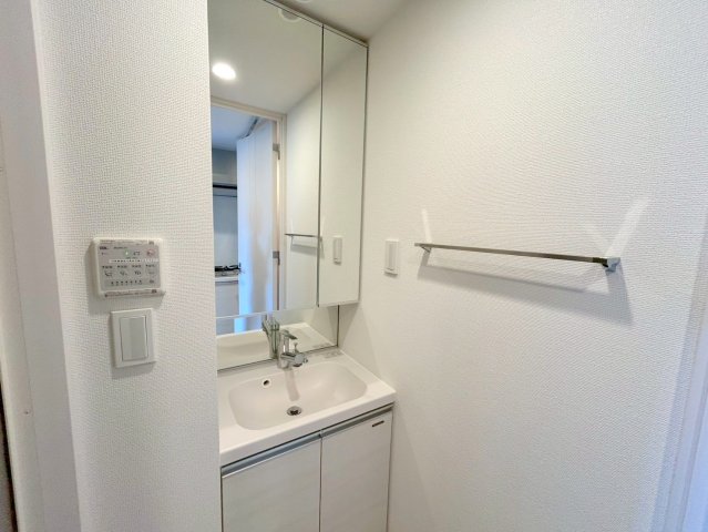 洗面設備　身支度が出来る独立洗面台です。