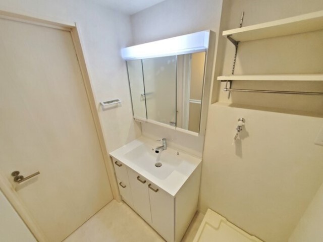 洗面設備　他のタイプのお部屋になります。
