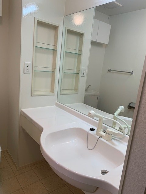 洗面設備　鏡の大きいカウンタータイプの洗髪洗面化粧台