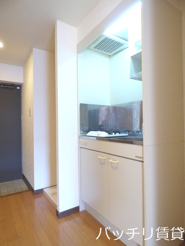 キッチン　別号室タイプの為、現状を優先致します。