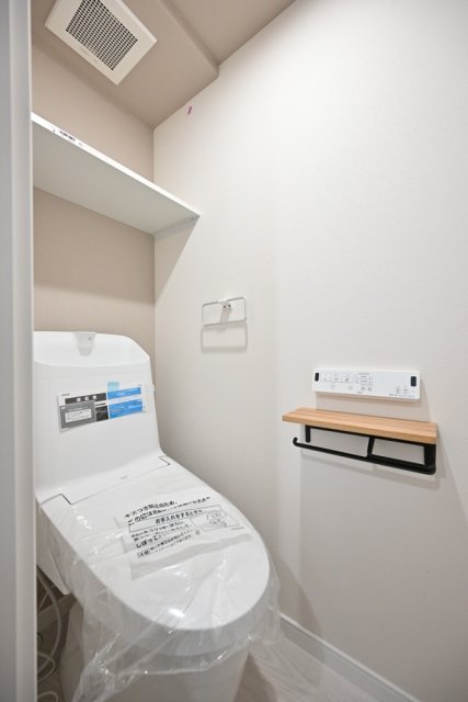 トイレ　落ち着いた色調のトイレです
