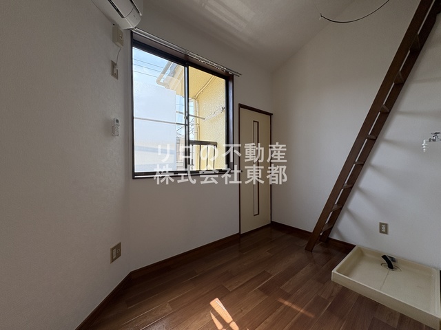 居室・リビング　ロフト付きで天井が高いので開放感があるお部屋です。