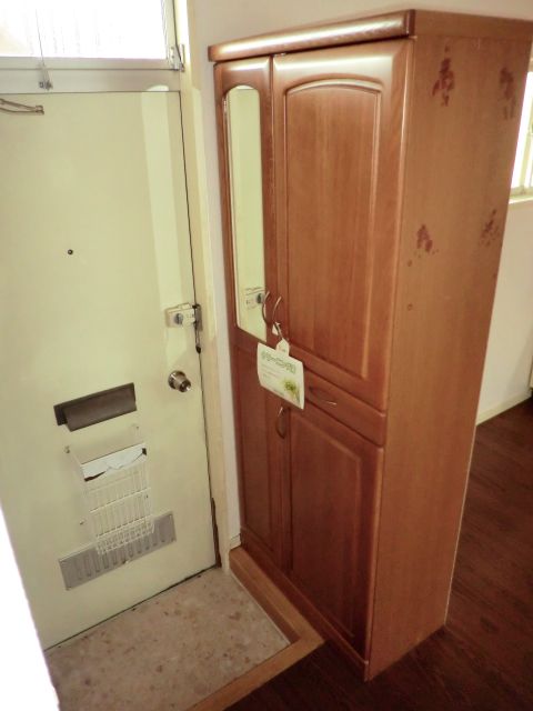 玄関　玄関には大きめの下駄箱が付いていますよ